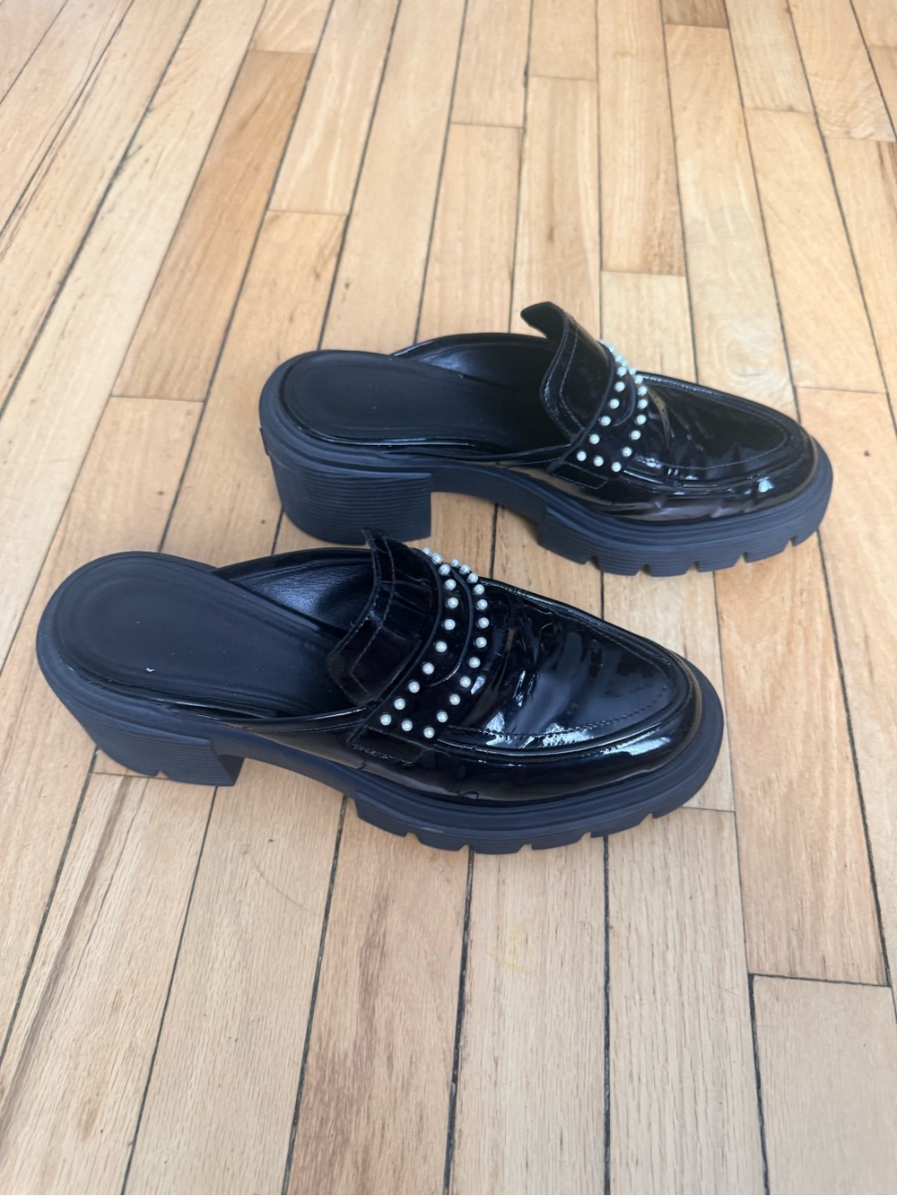 Stuart Weitzman Soho patent leather pearl-studded loafer mules in black. Sz 9 - Picture 3 of 8
